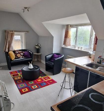 Cosy 2 Bedroom Flat - Sleeps 6 People - Close To Lewisham Dlr/Train Station Лондон Экстерьер фото