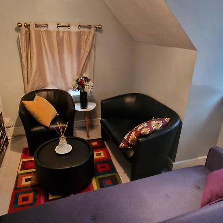 Cosy 2 Bedroom Flat - Sleeps 6 People - Close To Lewisham Dlr/Train Station Лондон Экстерьер фото
