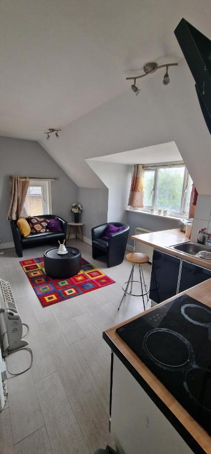 Cosy 2 Bedroom Flat - Sleeps 6 People - Close To Lewisham Dlr/Train Station Лондон Экстерьер фото
