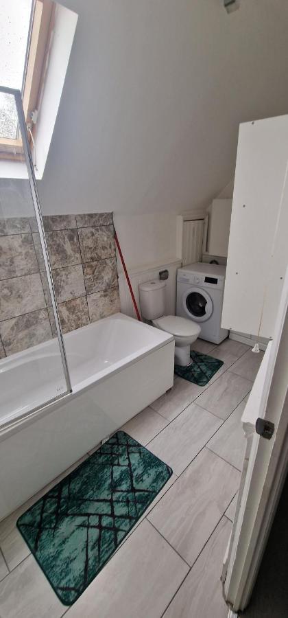 Cosy 2 Bedroom Flat - Sleeps 6 People - Close To Lewisham Dlr/Train Station Лондон Экстерьер фото