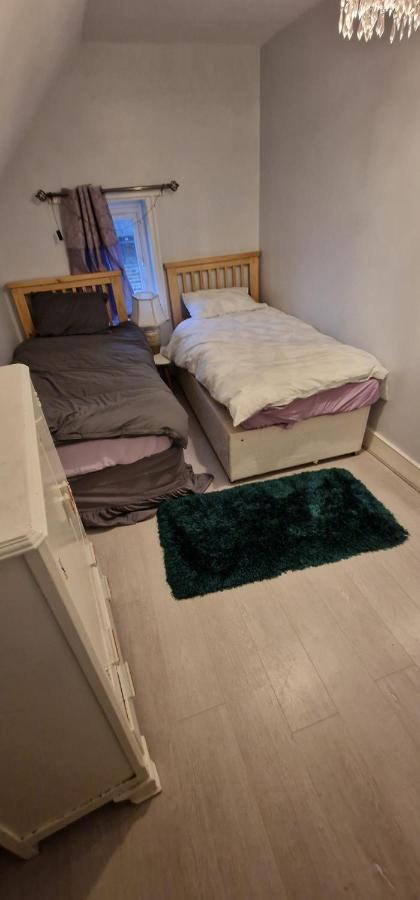 Cosy 2 Bedroom Flat - Sleeps 6 People - Close To Lewisham Dlr/Train Station Лондон Экстерьер фото